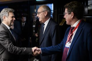 Albert Rösti (à droite) et le vice-chancelier allemand Robert Habeck (à gauche) s'étaient rencontrés lors du Forum de Davos en janvier. Un accord sur le gaz a été signé mardi (archives). KEYSTONE/KEYSTONE POOL/LAURENT GILLIERON